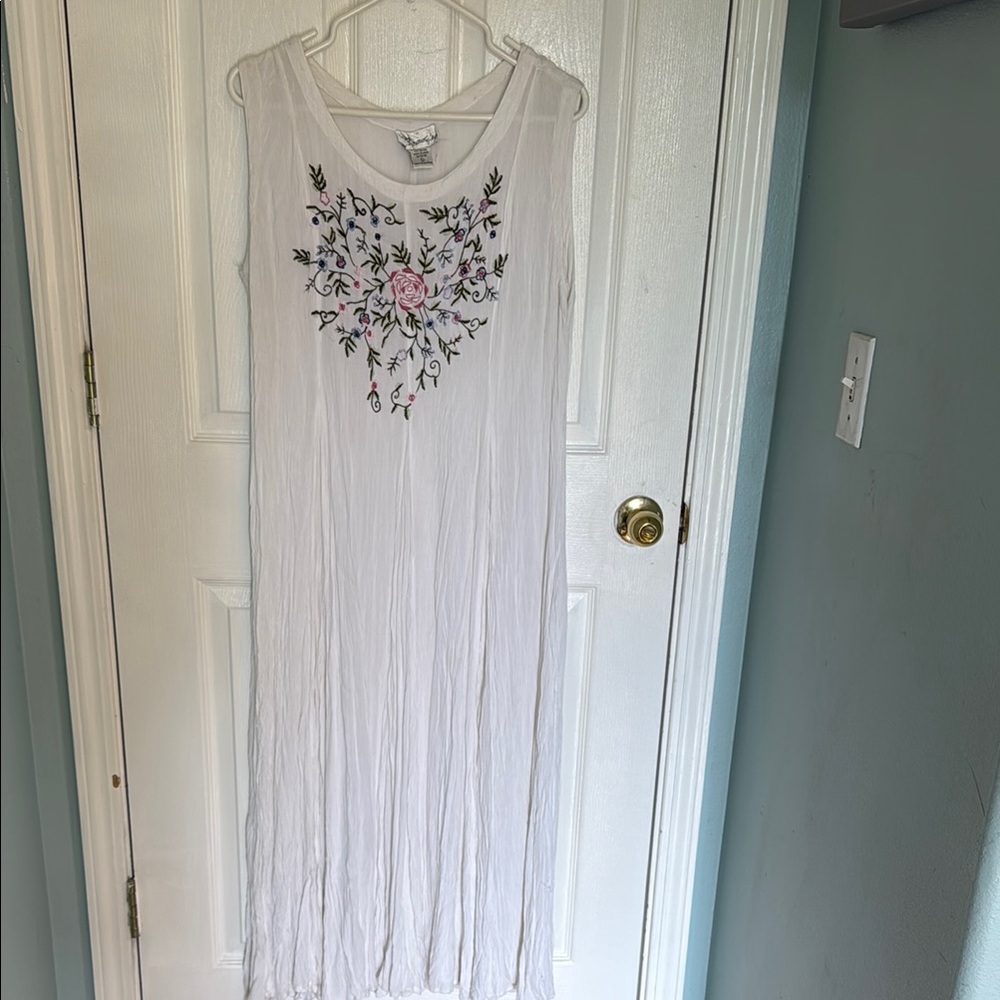 White Maxi Dress with embroidered flowers 🌺🌷🪻🥀
